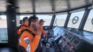 Indonesia rescuers battle turbulent seas in search for 129 people after passenger ship capsizes